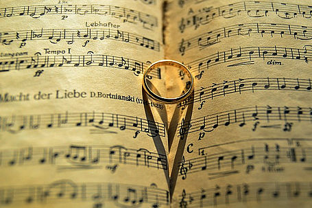Trauung_music-1719477_640.jpg Trauring mit Liedtext "Macht der Liebe"